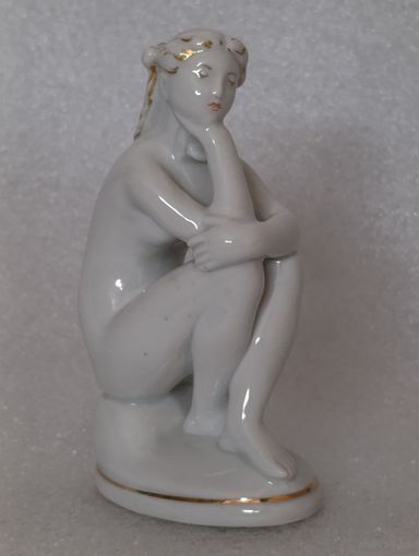 Задумалась. Девочка на камне. Лфз.