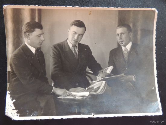 Фото "Польские паны с глянцевыми журналами", 1930-е гг.