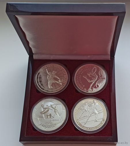100 рублей 4 монеты, 622 грамма серебра, монеты НБ РБ весом в 5 унций серебра каждая посвященные спорту: Гандбол, Фигурное катание, Чемпионат мира по футболу, Лыжные гонки. Малые тиражи