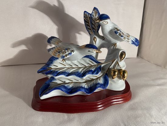 Фарфоровая статуэтка. Птицы.