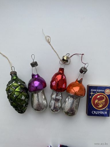 Лот елочных игрушек.