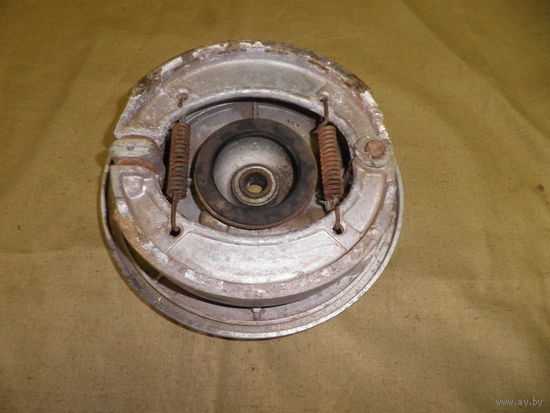 Тормозной барабан от мотоцикла ИЖ-5(?) в сборе.