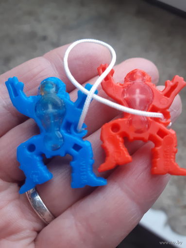 Игрушка из киндер сюрприза.