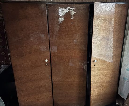 Шкаф полированный трехстворчатый 70-ые годы