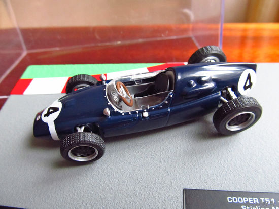 Модель автомобиля 1-43 Фомула 1 Formula 1 F1 Cooper T51 1959 Stirling Moss В комплекте модель, бокс, журнал Состояние модель как новая журнал отличное