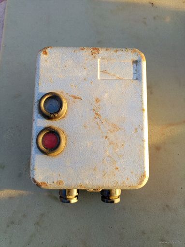 Магнитный пускатель с тепловым реле в металлическом корпусе.