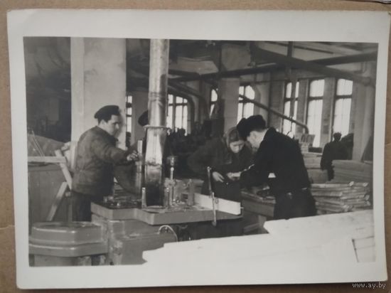 Фото в заводском цеху. 1950-е. 13х18 см.