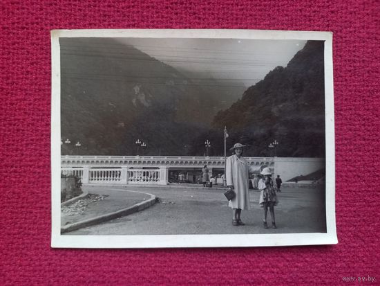 Старая фотография. Девушка с ребенком.