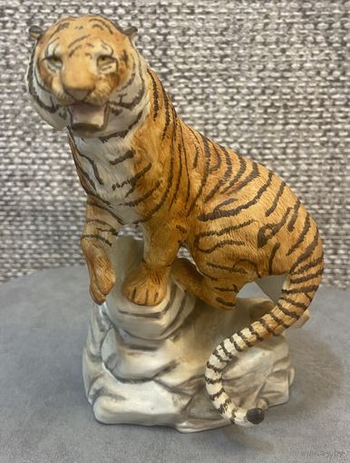 Фарфоровая статуэтка сибирского тигра из серии Великие кошки мира, выпущенная компанией Franklin Mint в 1989 году в сотрудничестве с Национальной федерацией дикой природы. Высота 15 см.
