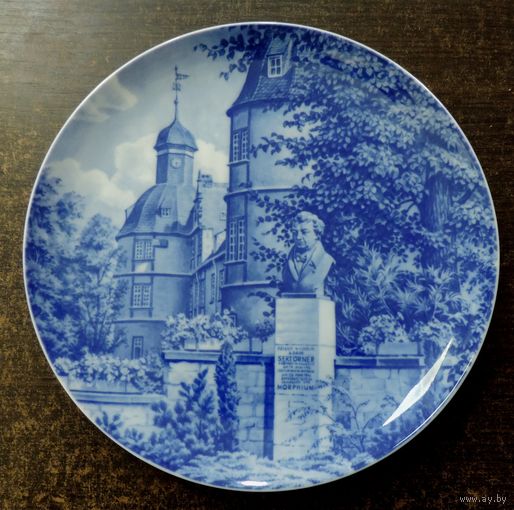 Тарелка настенная фарфоровая "Памятник Адам Фердинанд Сертюрнер" 1983 г. Диаметр 24.5 см. Германия.