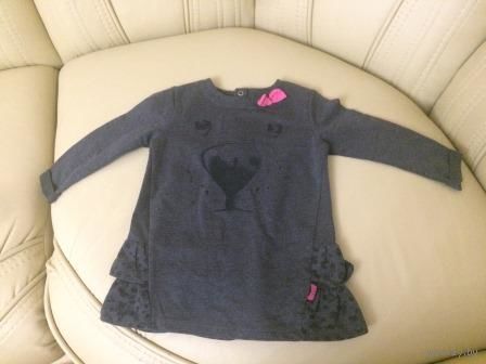 Платье на Coccodillo на рост 80 см. Плотненькая ткань. Длина 44 см, длина рукава 28 см (закасан), ПОгруди 28 см. Цвет темно-серый. Надевали совсем немного, забыли и переросли, есть маленький дефект, с