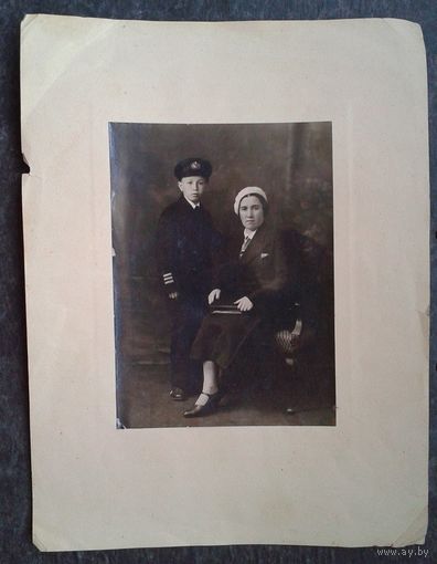 Фотопортрет матери и сына. 1930-е. 9х11 см.