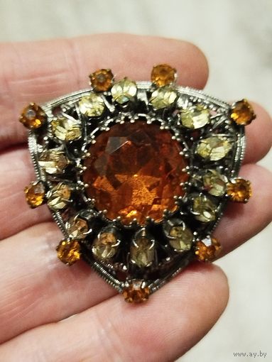 Шикарная крупная,толстая брошь ,времён СССР,целая,с рубля