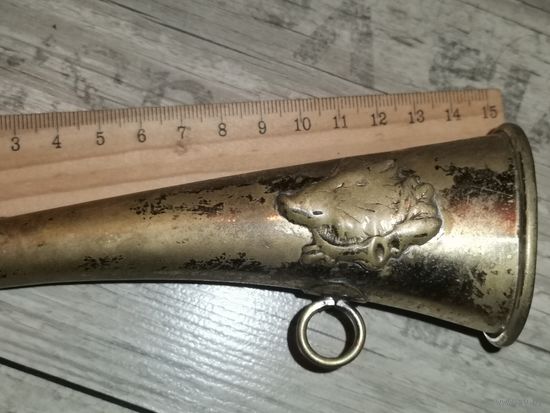 Охотничий рожок с изображением головы кабана, длина 20 см., некомплектный.