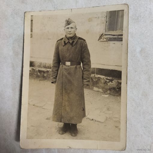 Фотография. История СССР в лицах. Рядовой артиллерист в шинели. 1950-е.