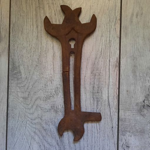 Старинный гаечный ключ