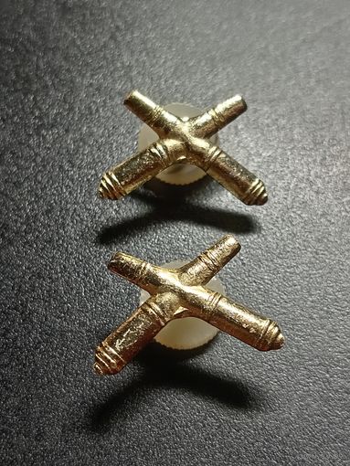 Две эмблемы