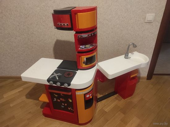 Фирменная кухня Smoby с посудой и аксессуарами. Качественная, дорогая кухня. Можно по-разному устанавливать, издает звуки. Кухня отличного качеств, безопасна для ребенка, качественный пластик