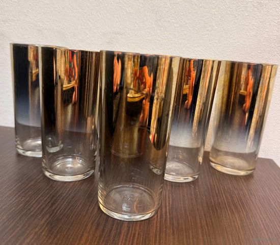 Набор винтажных высоких стаканов с серебряным напылением.