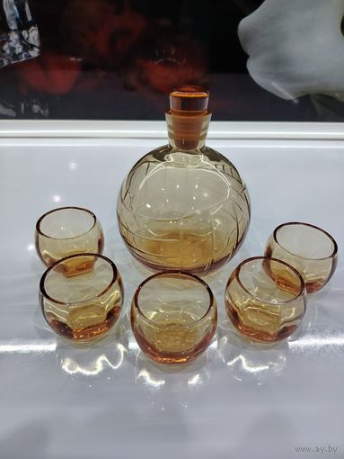 С 1 рубля!!! Оригинальный коньячный набор "футбольный мяч". Карамельного цвета стекло. Все предметы - неваляшки.1960-е г.