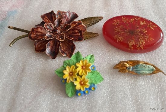 Лот винтажных брошей.