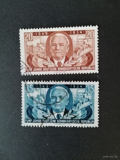 ГДР 1954 Две марки серии "Пять лет со дня образования ГДР" (гашение без клея, есть наклейки) Mi.443-444 каталог 3.40 евро