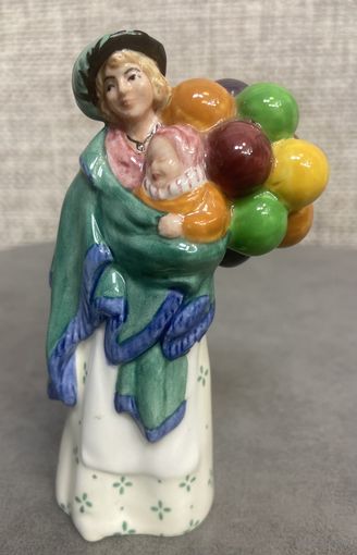 Фарфоровая статуэтка Продавец воздушных шаров с ребенком. Royal Doulton. Англия. 1923 год. Высота 10 см.