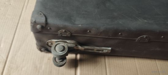 Чемодан старый на колесах Германия