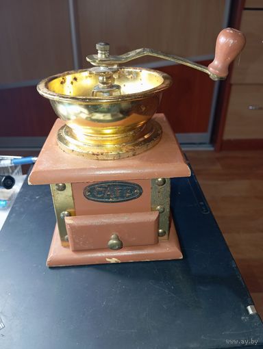 Кофемолка ручная . Деревянная .