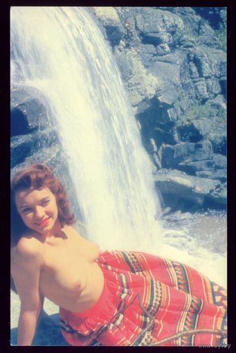 Nude У водопада