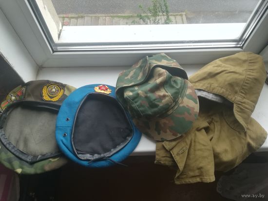 Военные, головные уборы. С рубля.