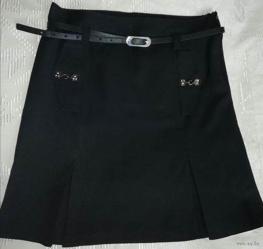 Милая юбочка черного цвета из добротной итальянской шерсти с добавкой, индивидуального пошива. Размер 42-44, ремешок, молния, спереди 2 складки-веера, на подкладке