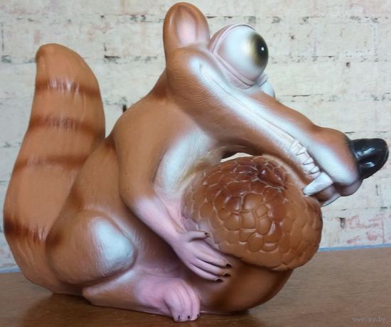 Гипсовая статуэтка ''Белка с орехом''