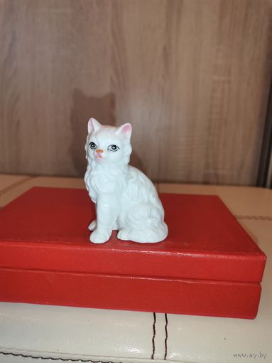 Фарфоровая статуэтка "Кошечка", высота 6.5 см., без сколов и трещин, клеймо.