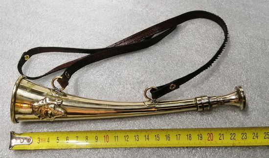 Классический, европейский охотничий горн, рожок с кабаном и ремешком. 15.