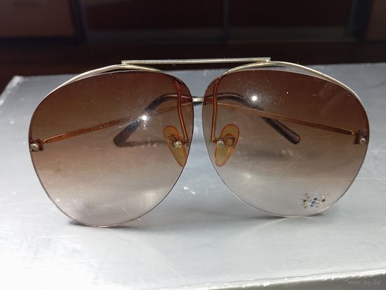 Винтажные солнцезащитные очки в стиле Авиатор с характерной двойной переносицей и градиентными коричневыми линзами.Предсезонная распродажа Винтажных солнцезащитных очков с рубля !