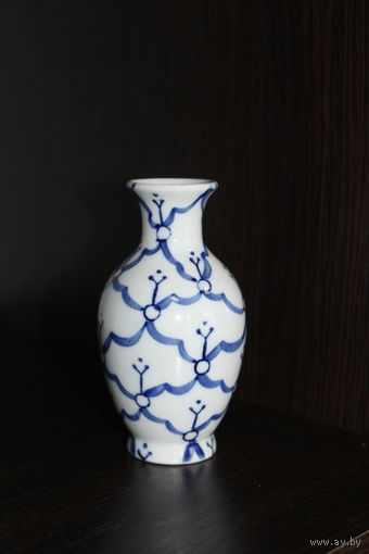 Фарфоровая, декоративная вазочка.