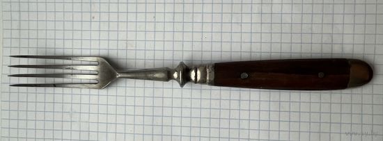 Вилка. Старенькая. Ручка, деревянные накладки.