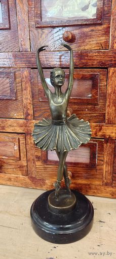 Балерина бронзовая, Европа