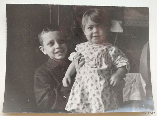Фото мальчика и девочки. 1940 г. 8х12 см.