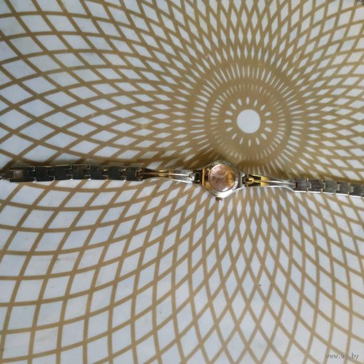 Часы наручные с браслетом OMAX , тикают. Состояние на скане.