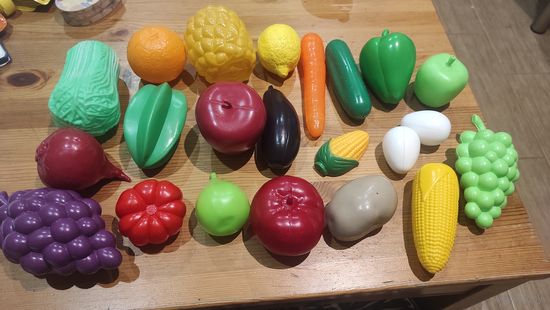 Фрукты пластик, хороший размер, не маленькие. Безопасный пластик для ребенка, не пораниться. Цена указана за все.