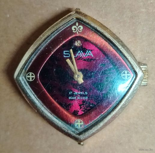 Винтажные наручные часы слава 17 камней в необычном корпусе сделано в СССР экспортный вариант  , корпус Au, заводятся идут , То не проводилось , крепления для ремешка отломаны .