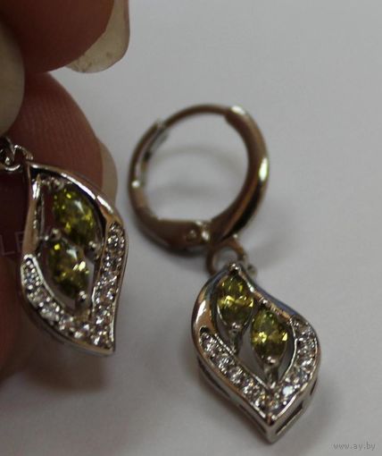 СЕРЬГИ с БЕЛОЙ ПОЗОЛОТОЙ  14K GF С ПЕРИДОТАМИ!