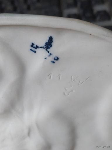 Статуэтка гуси в траве