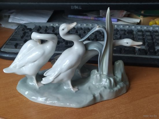 Статуэтка гуси в траве