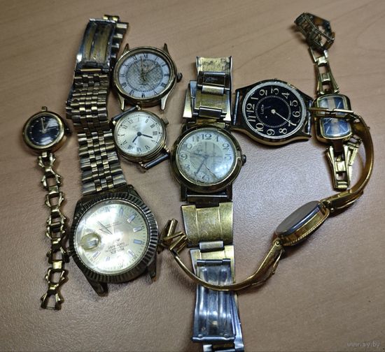 Лот желтых часов.