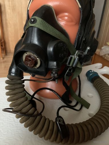 Очень редкая разновидность "КМ-32"-только для мягкого шлема, и в полнейшей комплектации, не для "ЗШ-3"-безкрепления затылочной части, маска для пилотов ВТА и возможно, ГА.