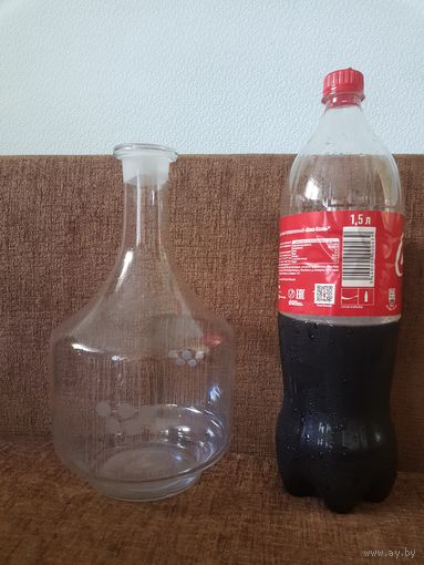 Стеклянный графин с ягодками, верхней пробки нет.