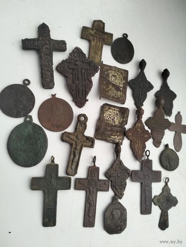 Хороший лот крестиков и другое.